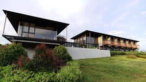 Un bâtiment moderne doté d’un toit plat, de grandes fenêtres et de balcons.