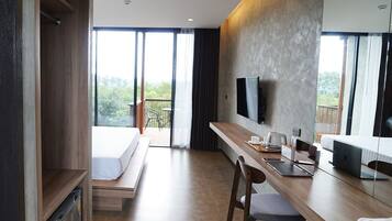 Standard with Private Balcony | Espacio para trabajar con laptop y wifi gratis