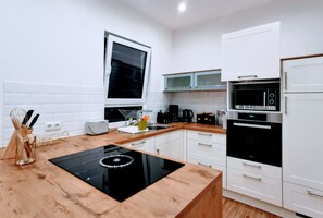 Frigorifero, microonde, forno, piano cottura