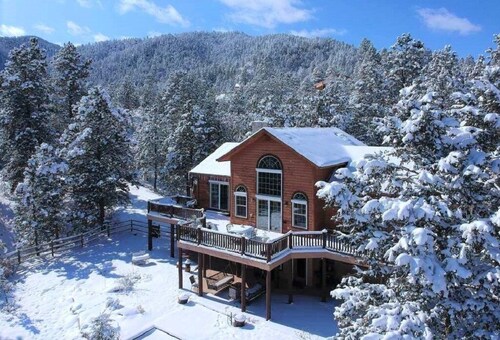  Lost Antler Lodge - 3 acres/hot tub/fire pit/close to town