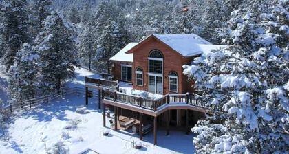 Lost Antler Lodge - 3 acres/hot tub/fire pit/close to town