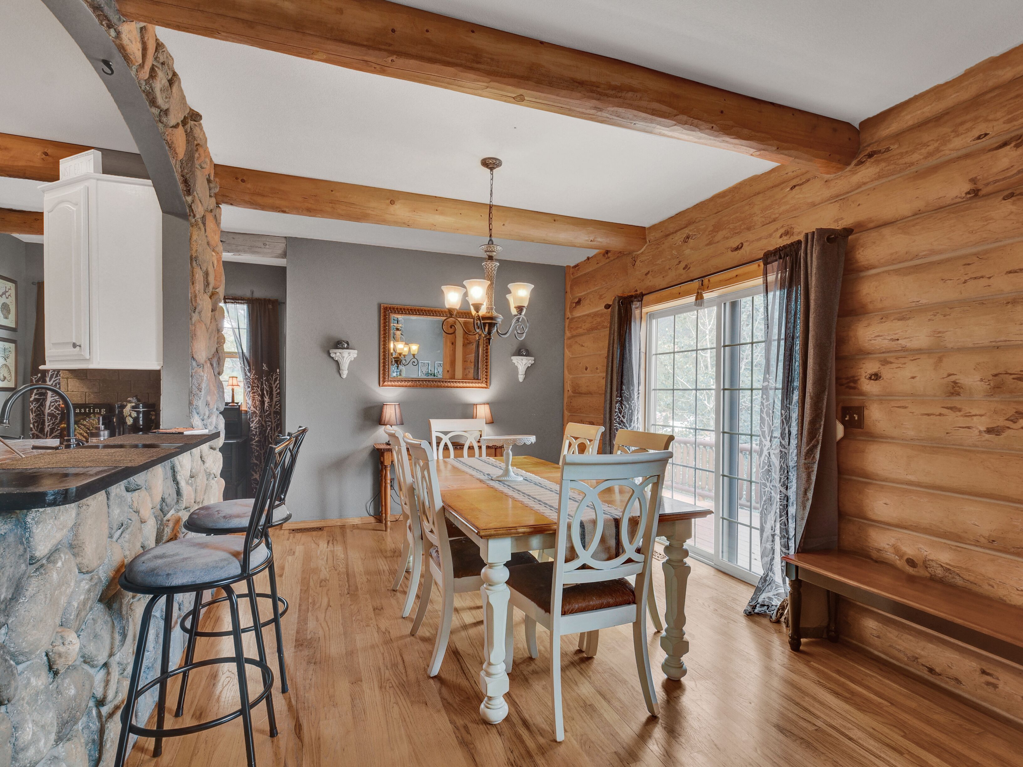  Lost Antler Lodge - 3 acres/hot tub/fire pit/close to town