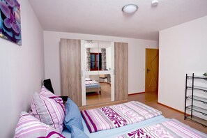 1 slaapkamer, een strijkplank/strijkijzer, internet, beddengoed