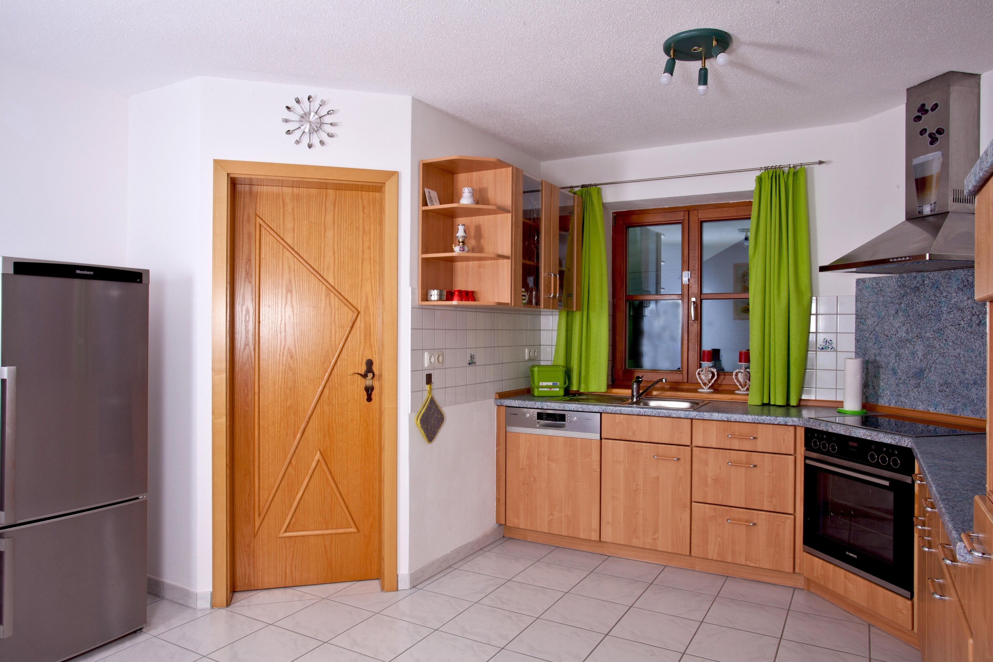 冰箱、微波炉、烤箱、炉灶