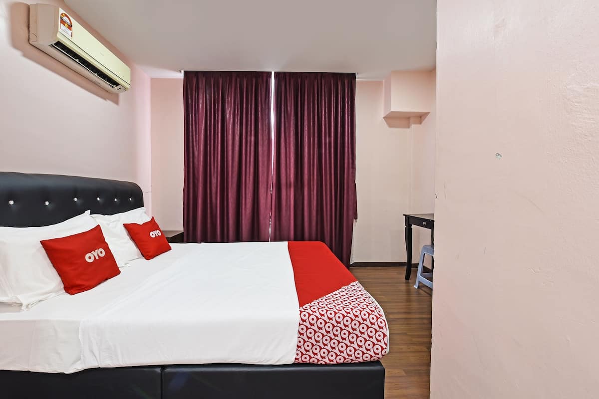 Deluxe Double Room | 1 bedroom, in-room safe, desk, iron/ironing board