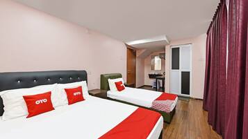 In-room safe, desk, iron/ironing board, bed sheets