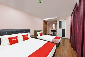 华丽三人房 | 客房内保险箱、��办公桌、熨斗/熨衣板、床单