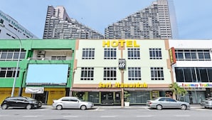 A hotel with a sign reading "HOTEL" and "Seri Mawardah" on the facade. - Seri Mawardah Hotel (Malacca City)