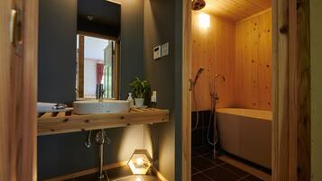 Quarto (Kouya) | Banheiro | Banheira e chuveiro separados, produtos de toalete grátis