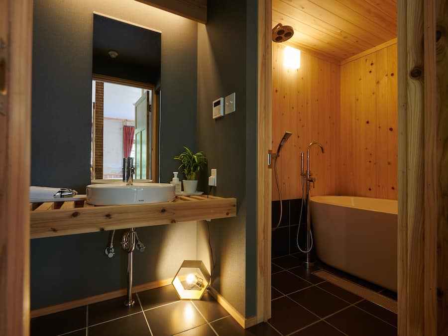 Værelse (Kouya) | Badeværelse | Separat badekar og bruser, gratis toiletartikler, hårtørrer, hjemmesko