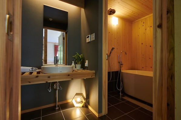 Habitación (Kouya) | Baño | Tina y regadera independientes y amenidades de baño gratuitas 