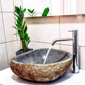 吹风机、毛巾、肥皂、洗发水