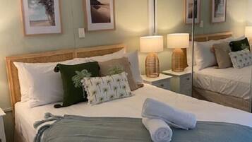 Superior-Apartment, 2 Schlafzimmer | Individuell dekoriert, individuell eingerichtet, Bügeleisen/Bügelbrett