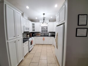 Fridge, microwave, oven, stovetop - Stylish Vila Cottage WALK TO BEACH, ATTRACTIONS & RESTAURANTS 🏖 (Galveston)