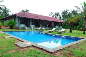 Outdoor pool, pool umbrellas - Ardeen Villa (Kahandamodara)
