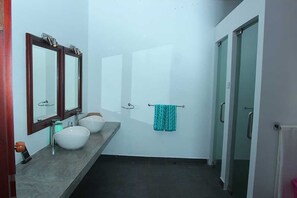 Vila superluxo | Banheiro | Chuveiro com efeito de chuva, produtos de toalete grátis