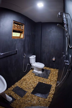 Habitación Deluxe doble | Baño | Ducha, cabezal de ducha tipo lluvia y toallas