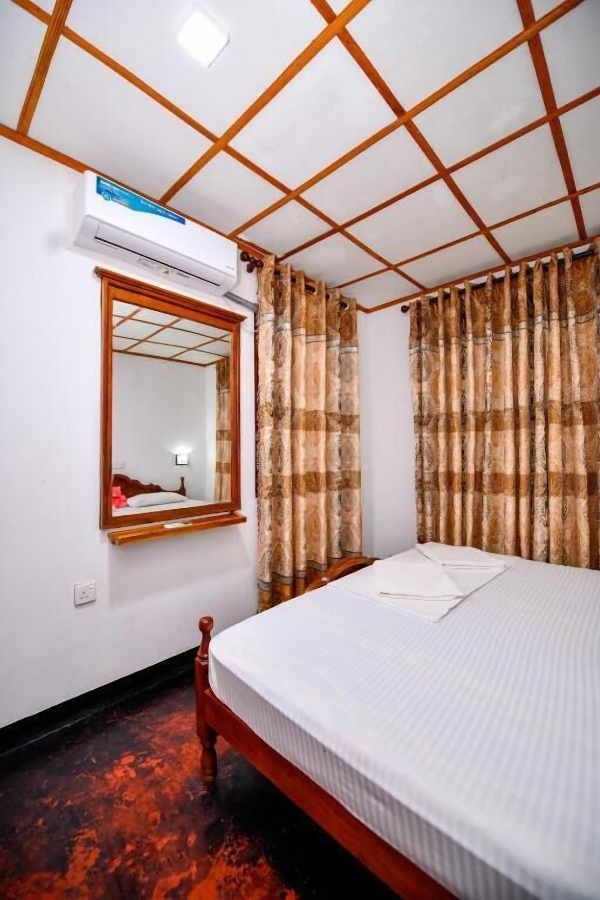 Deluxe Double Room | Desk, iron/ironing board, free WiFi, bed sheets