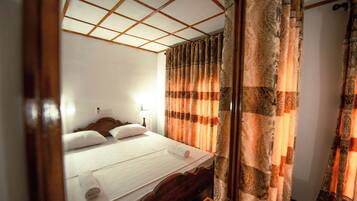 Chambre Double Deluxe | Bureau, fer et planche Ă repasser, Wi-Fi gratuit, draps fournis