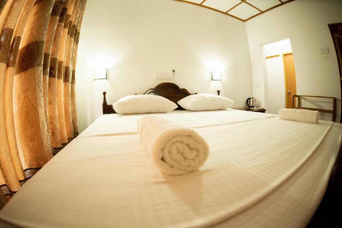 Deluxe Double Room | Desk, iron/ironing board, free WiFi, bed sheets