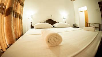 Deluxe Double Room | Desk, iron/ironing board, free WiFi, bed sheets