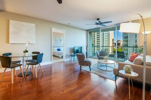Smart TV - Luxury Living in Allure Waikiki with Free Parking (Honolulu)