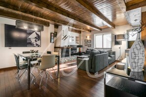 Een televisie en een open haard