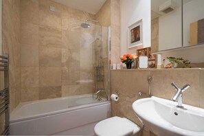 Combined shower/tub, free toiletries, hair dryer, towels