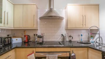 Frigorífico, microondas, horno y placa de cocina