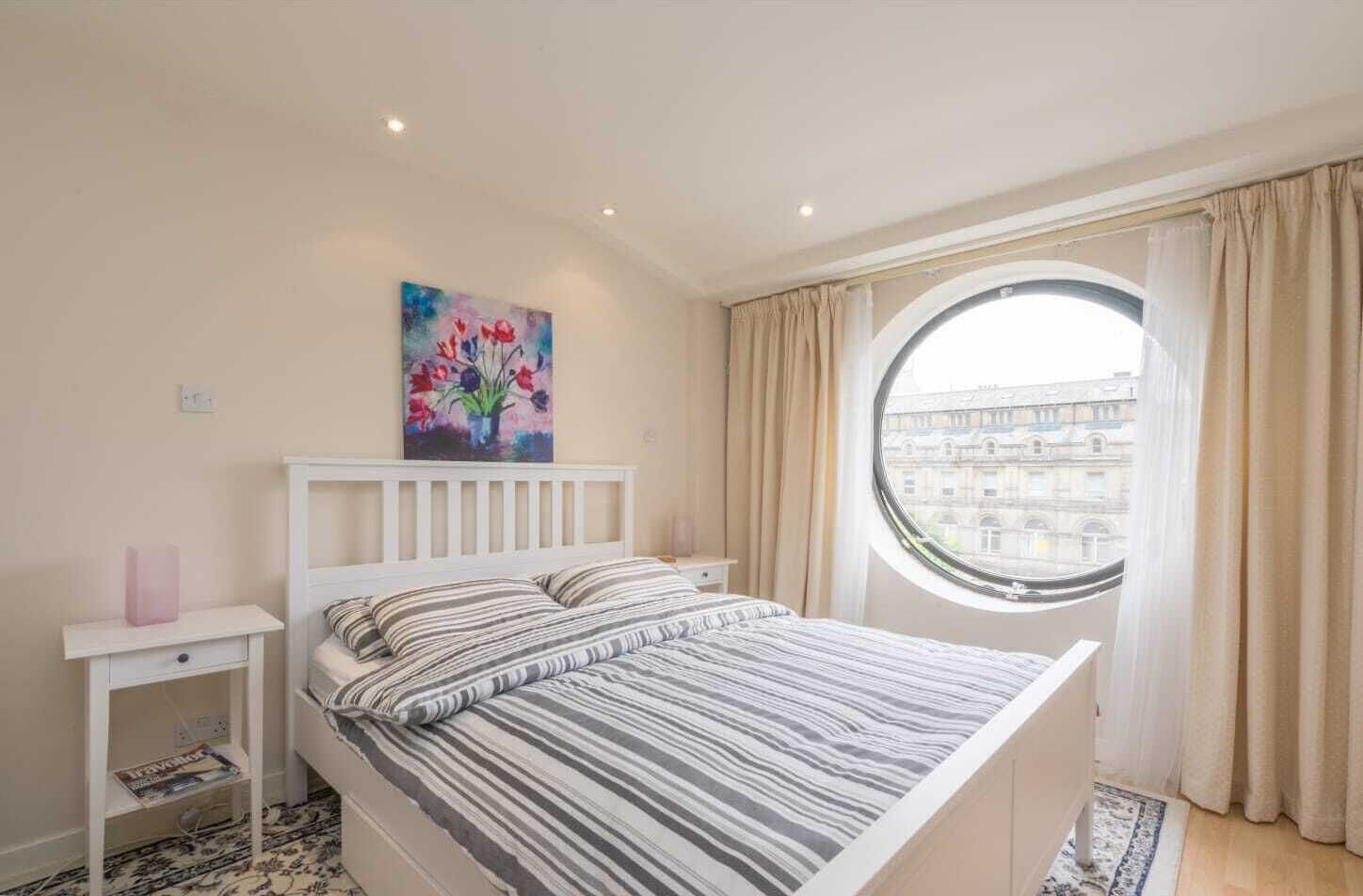 2 habitaciones, tabla de planchar con plancha y cuna de viaje 