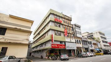 Hotel Casa Villa offers a convenient urban stay with a flat facade and balcony.