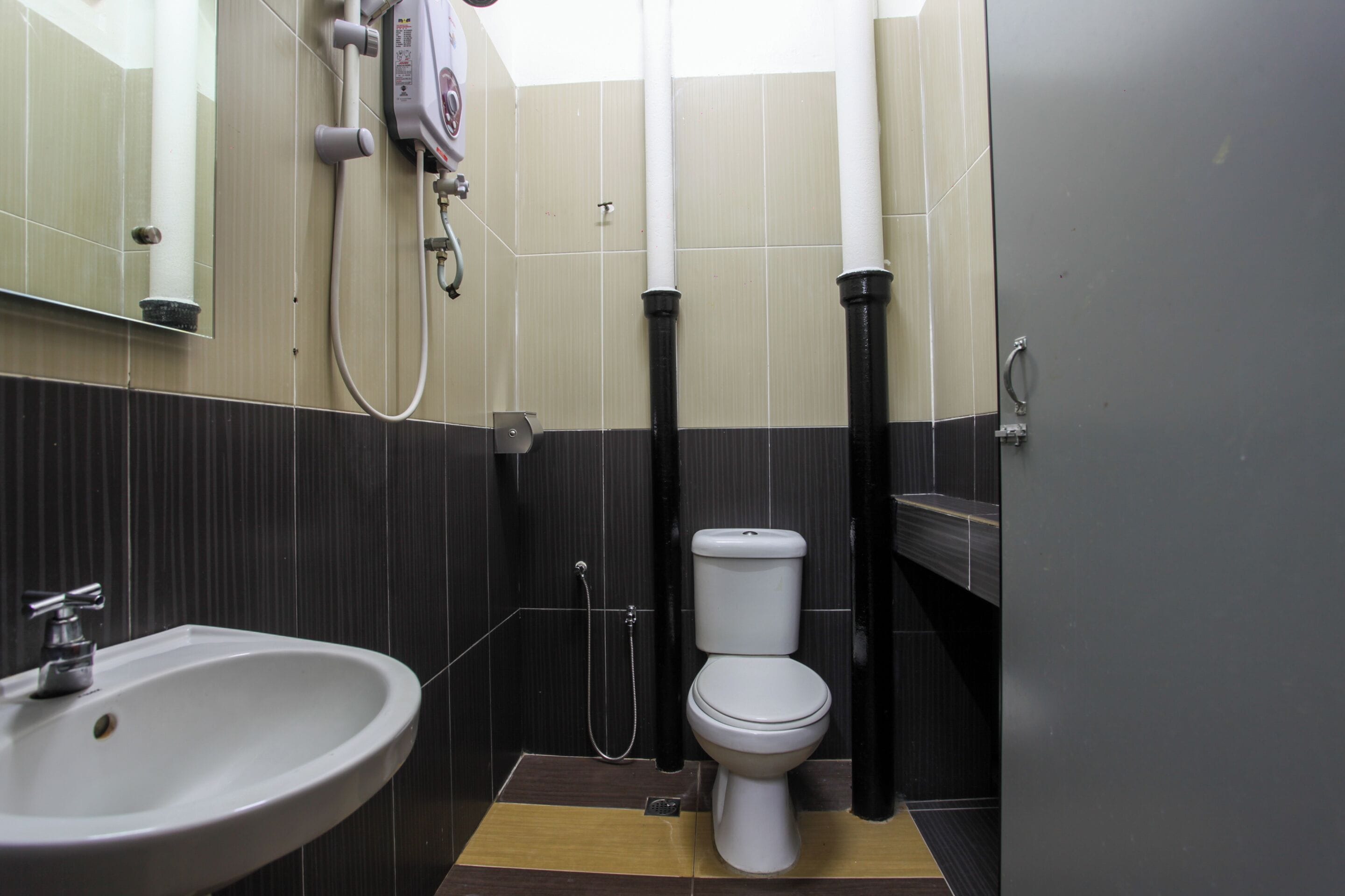 Un baño con lavamanos, inodoro y ducha.
