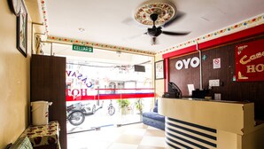 A reception area with a checkered floor, a ceiling fan, and a reception desk. - OYO 89549 Casavilla Hotel (city Centre) Taiping (Taiping)