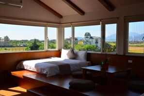 Cortinas blackout, wifi gratis y ropa de cama 