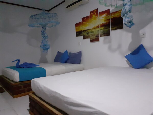 Family Room with Balcony | Iron/ironing board, free WiFi, bed sheets - Hotel kashyapa Kingdom view (Sigiriya)