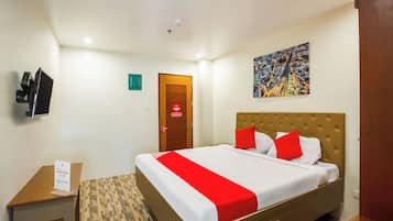 Escritorio, wifi gratis y ropa de cama