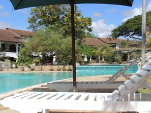 Kolam renang outdoor, dengan kursi berjemur