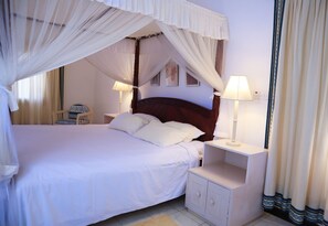 Kamar Double Deluks | 2 kamar tidur, brankas, meja kerja, dan ruang kerja ramah laptop