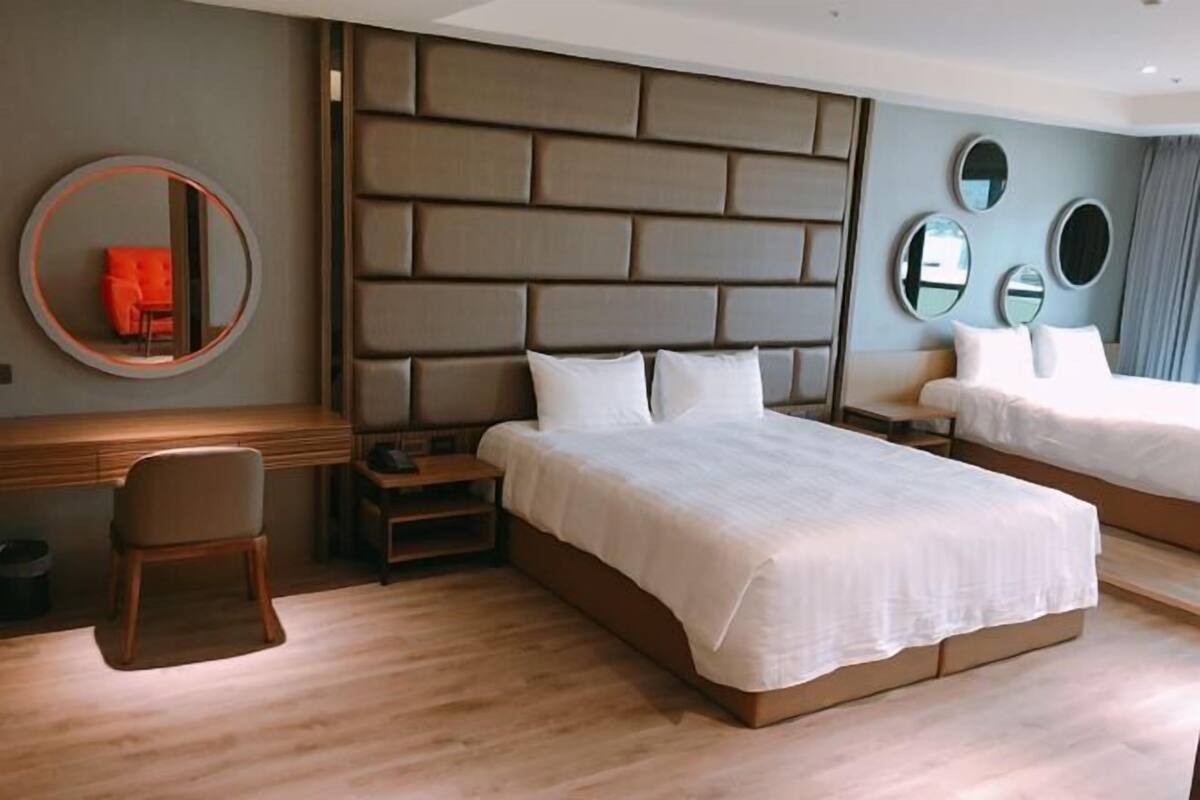 1 bedroom, down duvets, minibar, desk