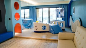 Cubrecamas, minibar, escritorio y espacio para trabajar con laptop 