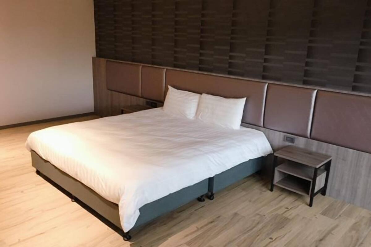 1 bedroom, down duvets, minibar, desk