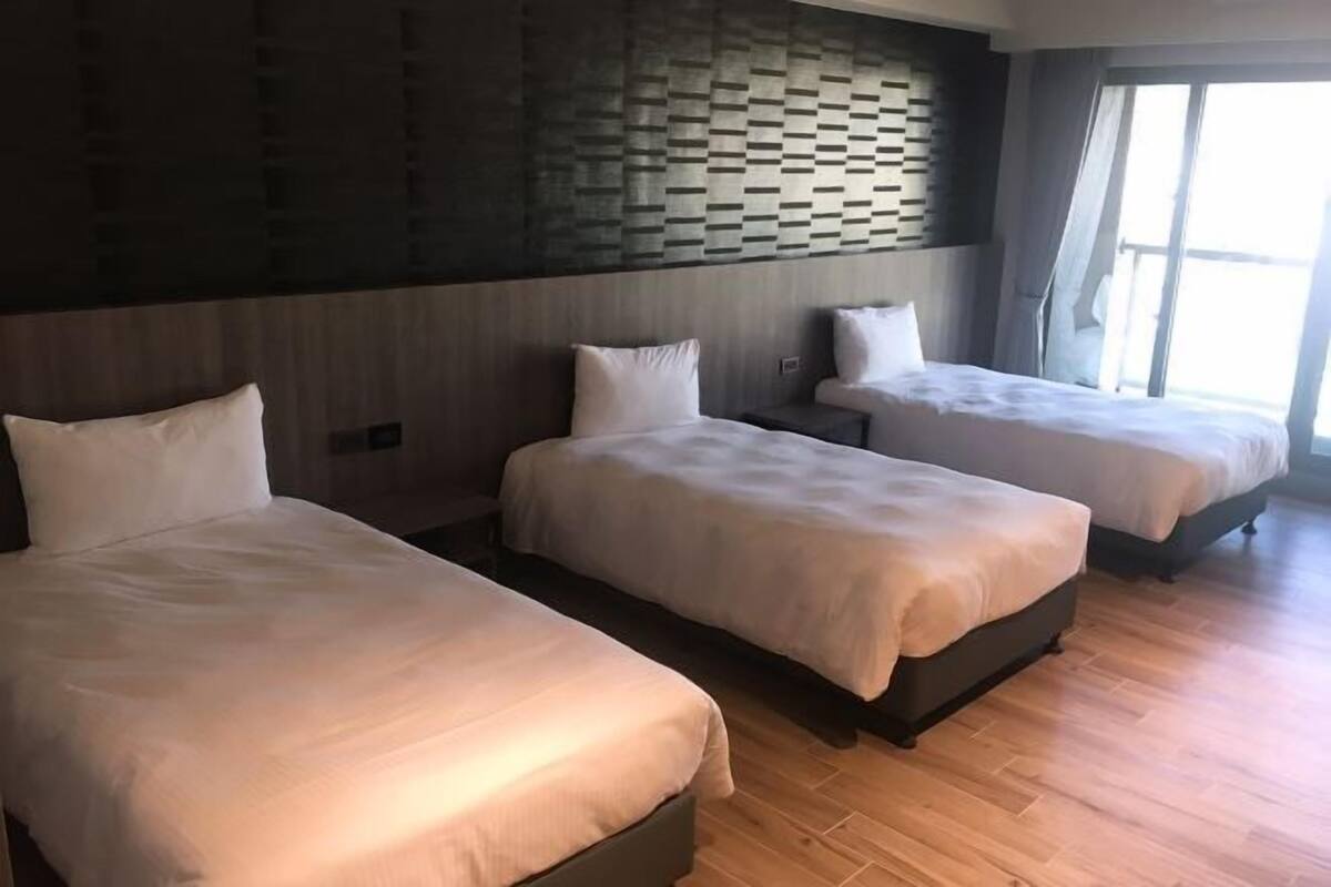 1 bedroom, down duvets, minibar, desk