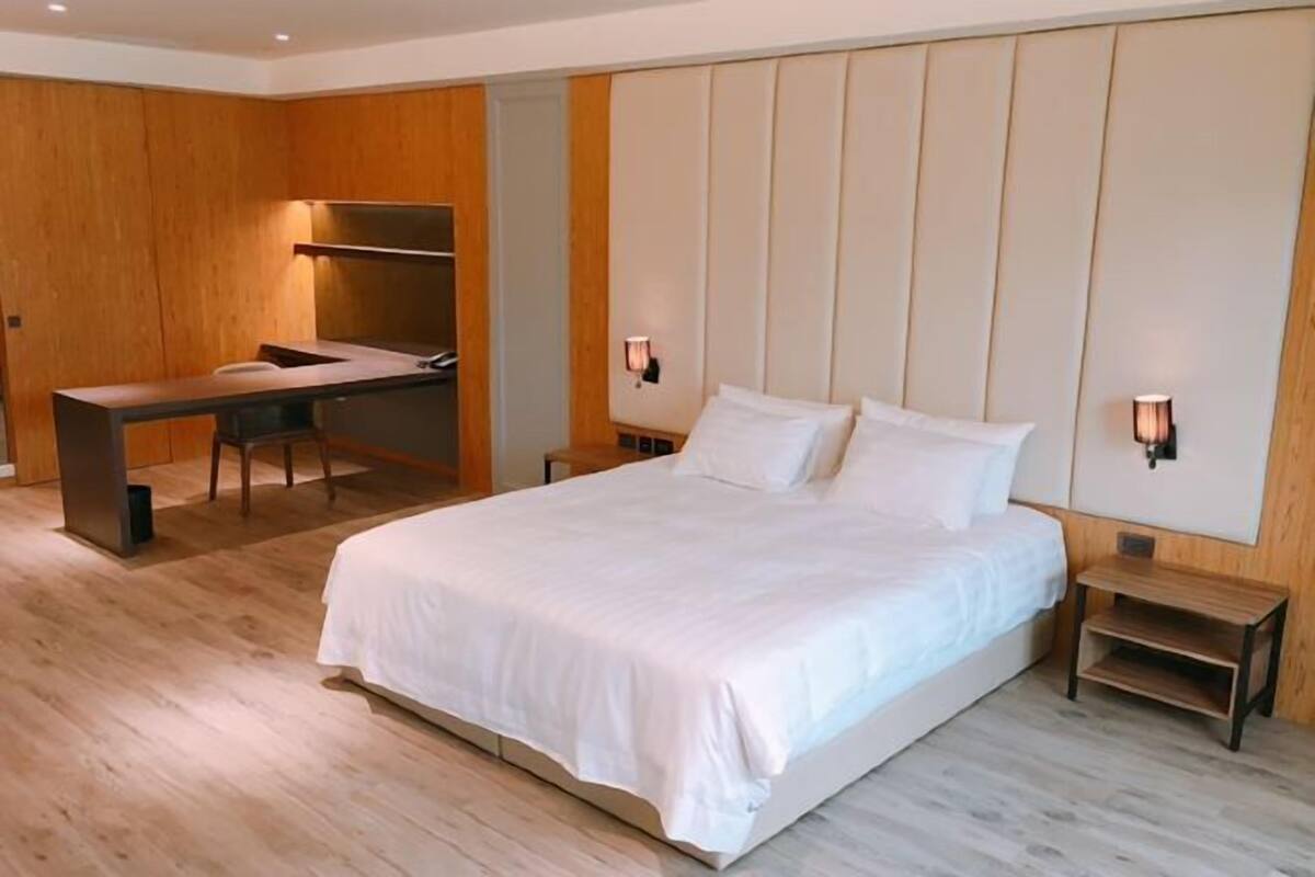 1 bedroom, down duvets, minibar, desk