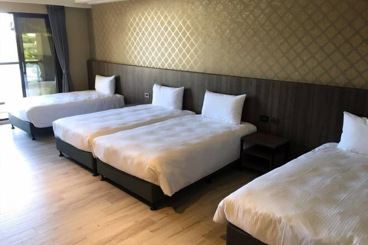 1 bedroom, down duvets, minibar, desk