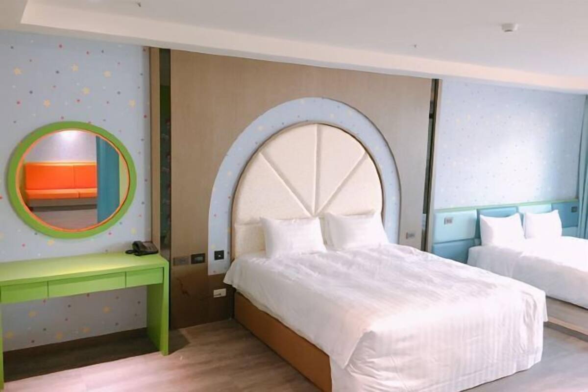 1 bedroom, down duvets, minibar, desk