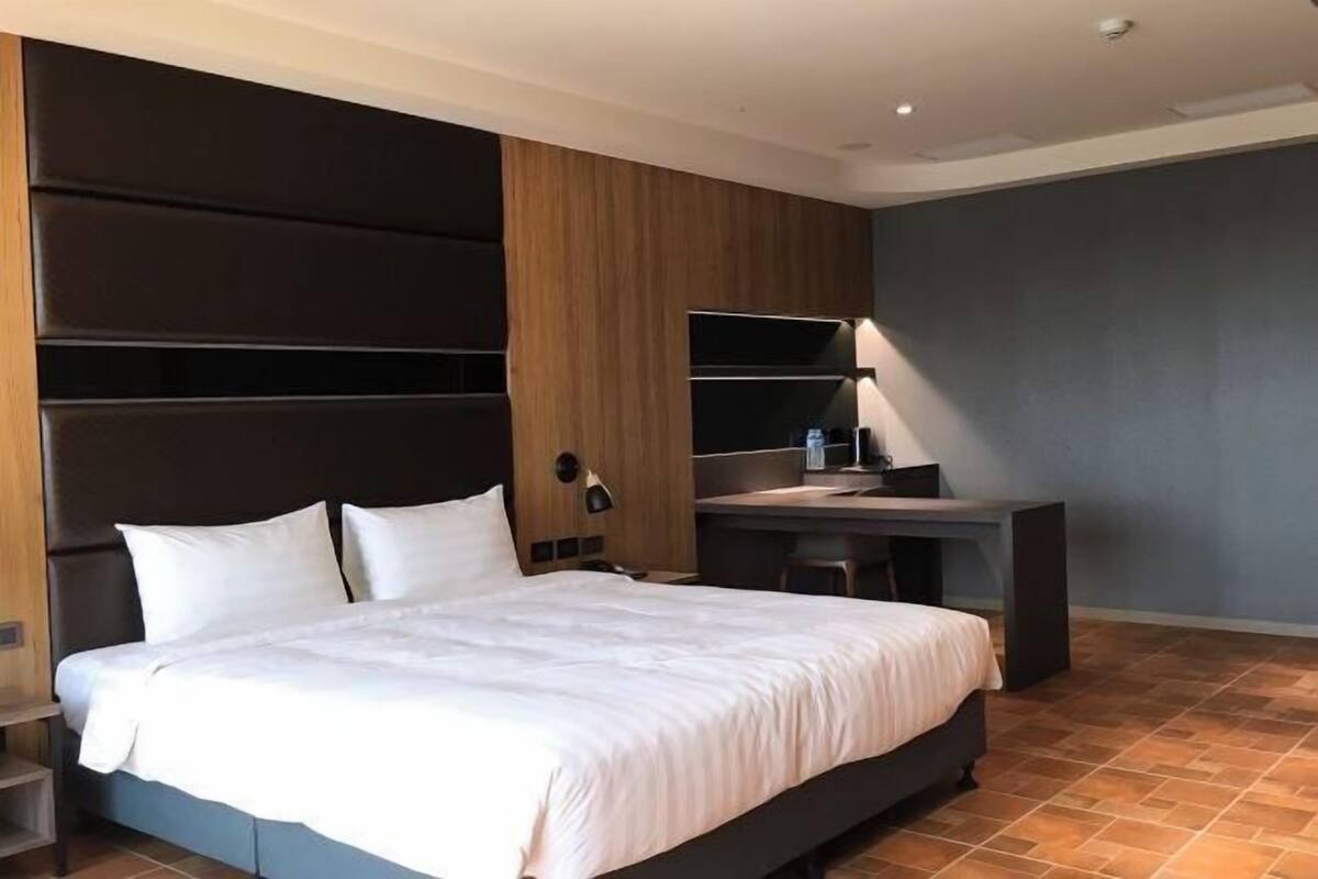 1 bedroom, down duvets, minibar, desk