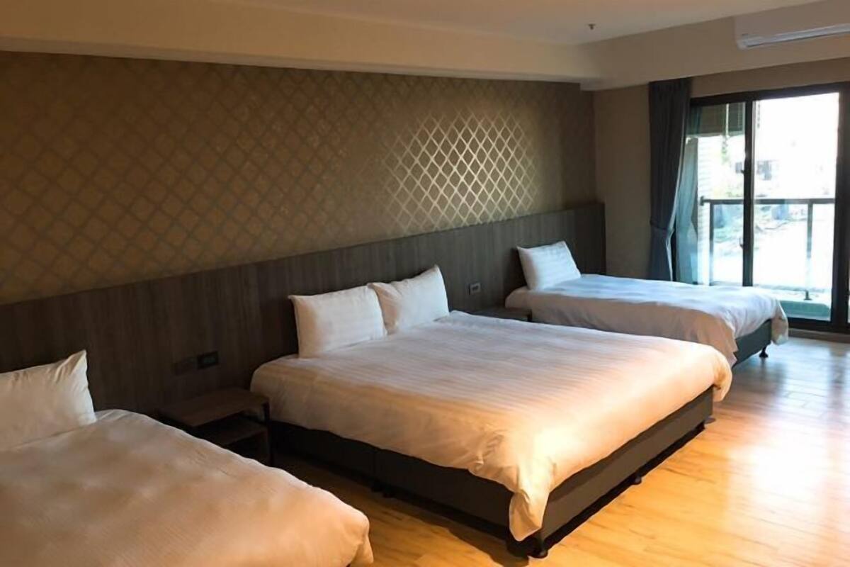 1 bedroom, down duvets, minibar, desk