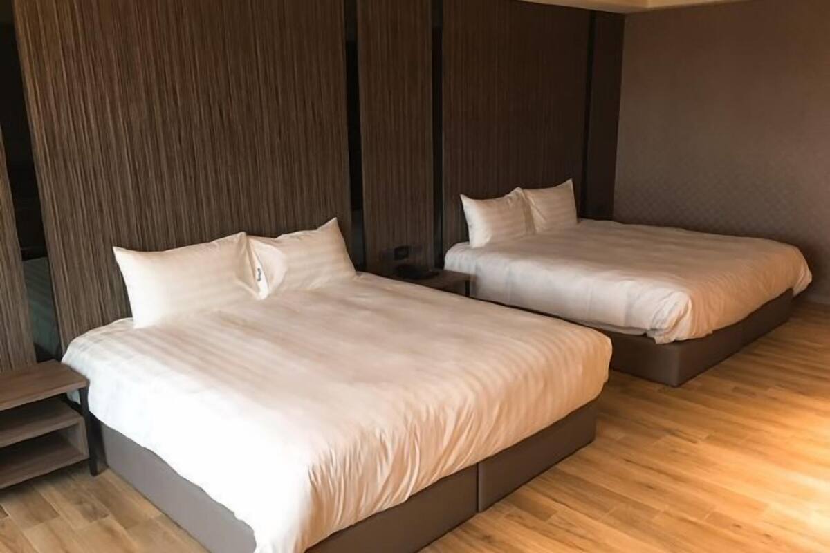 1 bedroom, down duvets, minibar, desk