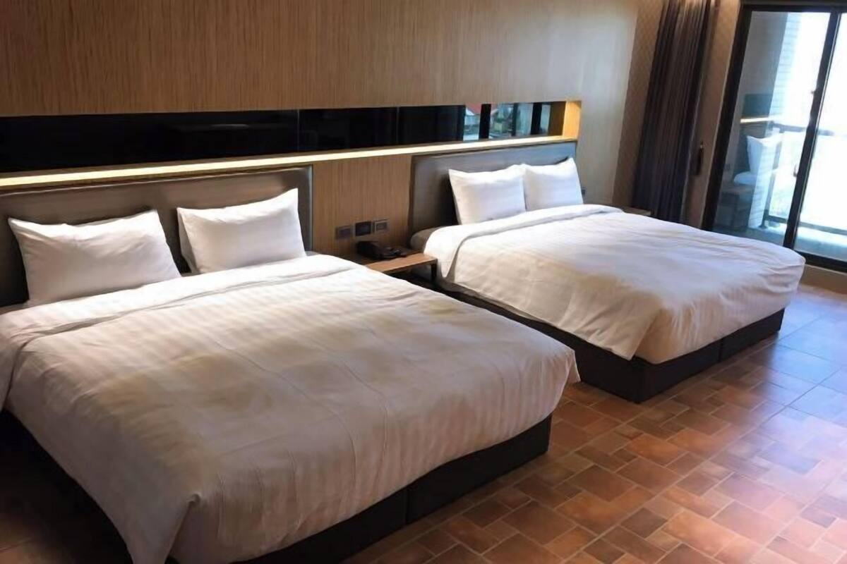 1 bedroom, down duvets, minibar, desk