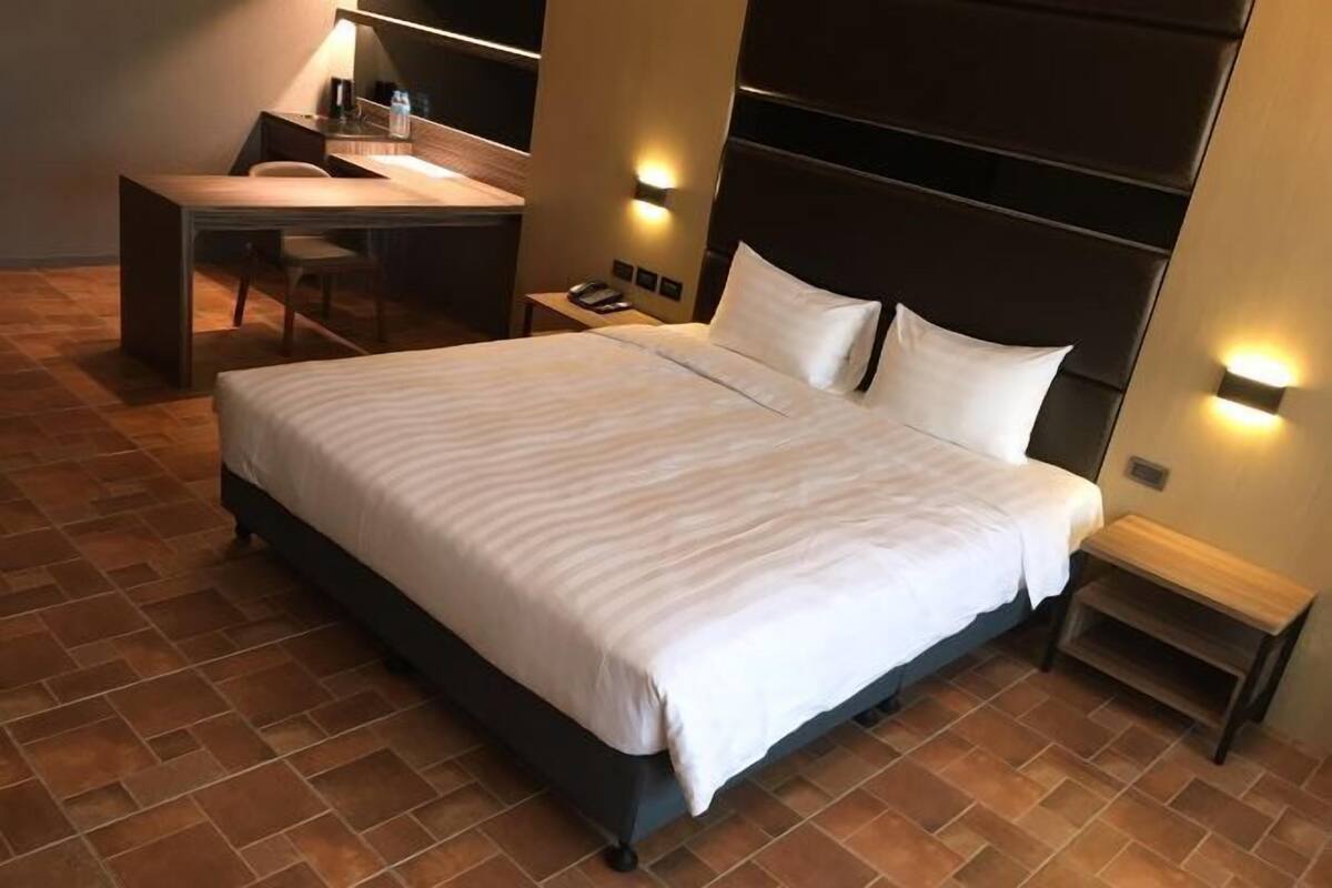 1 bedroom, down duvets, minibar, desk